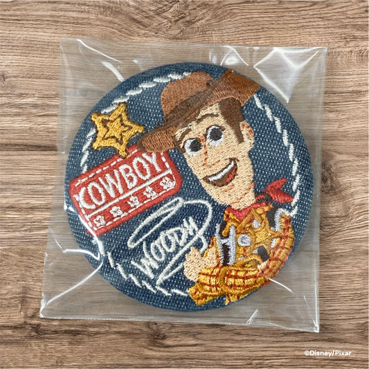 【見えてるブラインド商品】デニム刺繍缶バッジ ウッディ