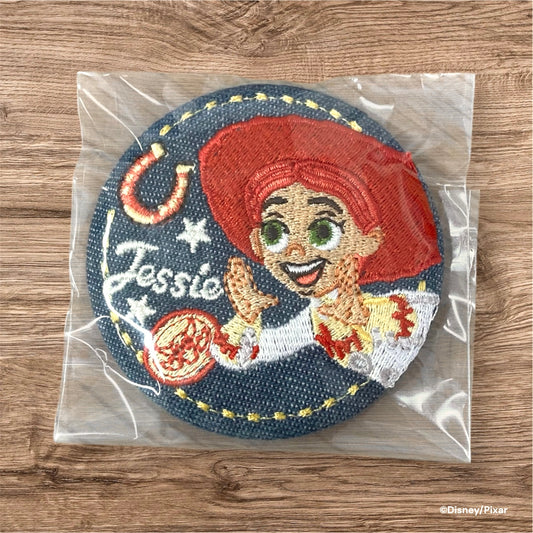【見えてるブラインド商品】デニム刺繍缶バッジ　ジェシー