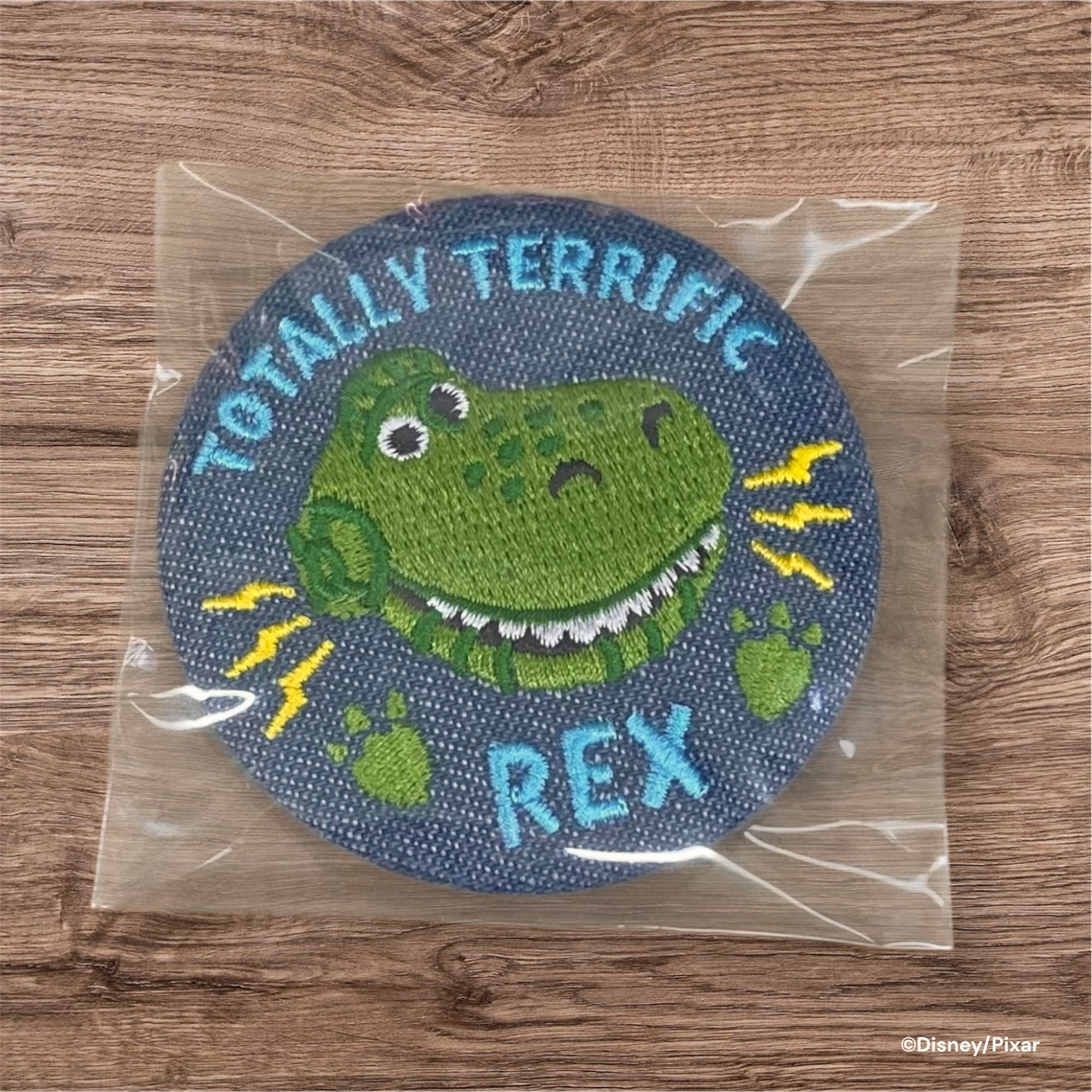見えてるブラインド商品】デニム刺繍缶バッジ レックス – ザッカニア