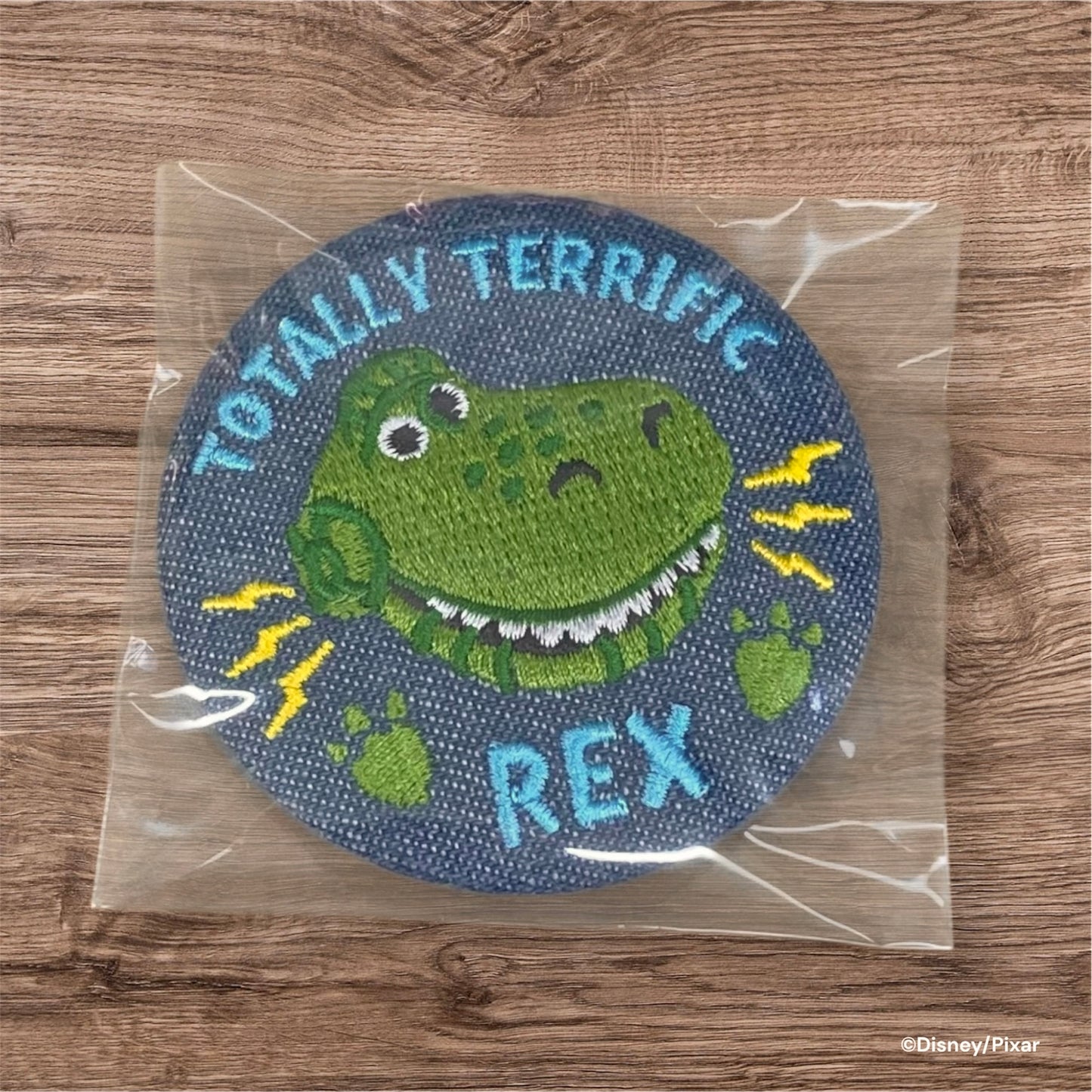 【見えてるブラインド商品】デニム刺繍缶バッジ　レックス