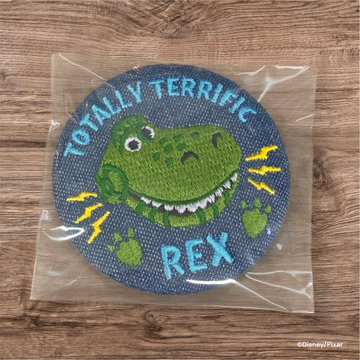 【見えてるブラインド商品】デニム刺繍缶バッジ　レックス