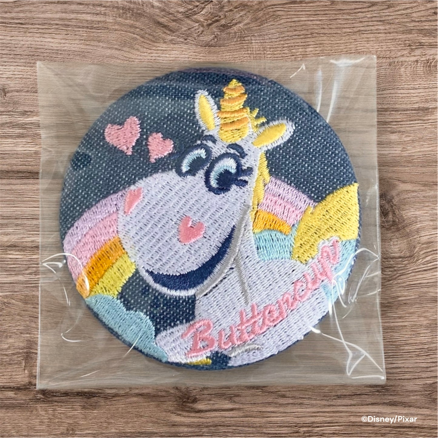【見えてるブラインド商品】デニム刺繍缶バッジ　バターカップ