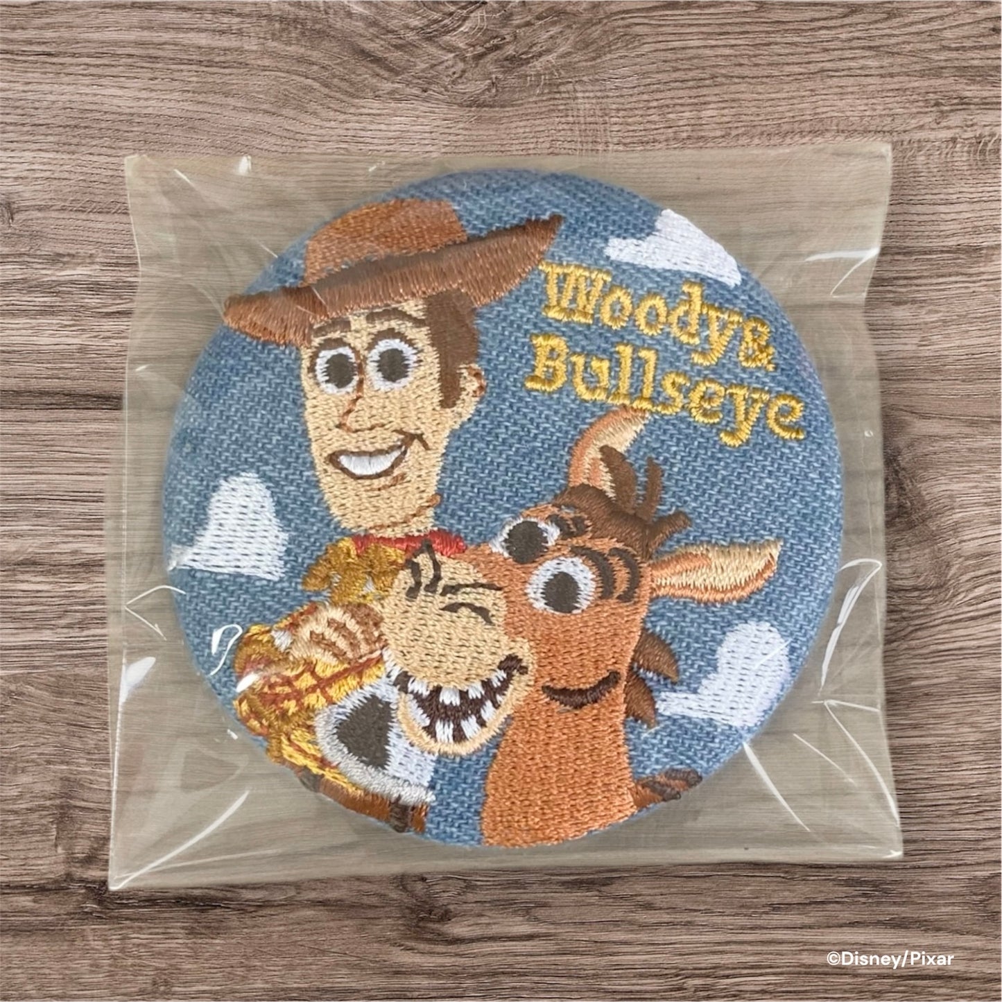 【見えてるブラインド商品】デニム刺繍缶バッジ　ウッディ＆ブルズアイ