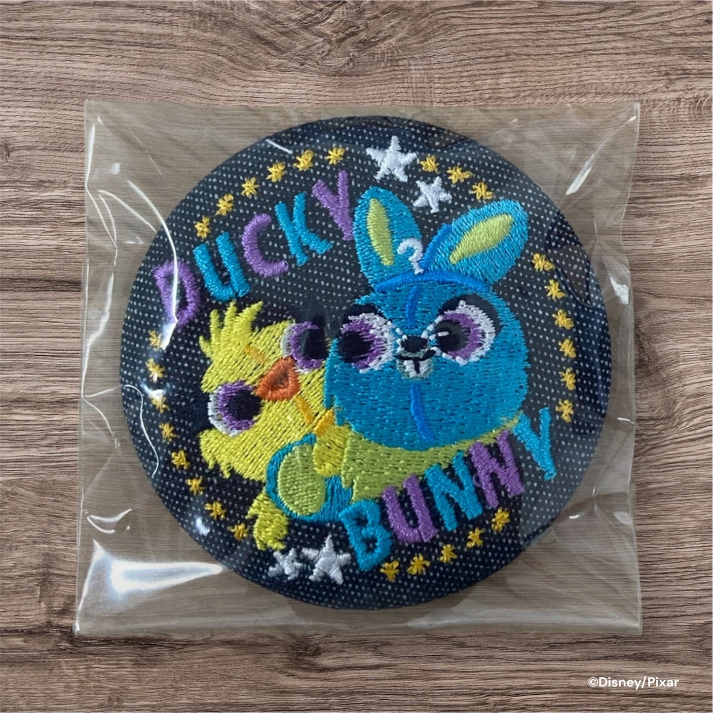 【見えてるブラインド商品】デニム刺繍缶バッジ　ダッキー＆バニー