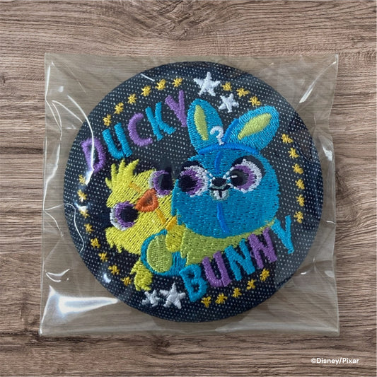 【見えてるブラインド商品】デニム刺繍缶バッジ　ダッキー＆バニー