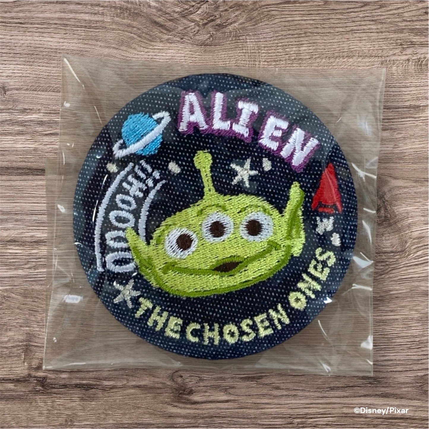 【見えてるブラインド商品】デニム刺繍缶バッジ　エイリアン