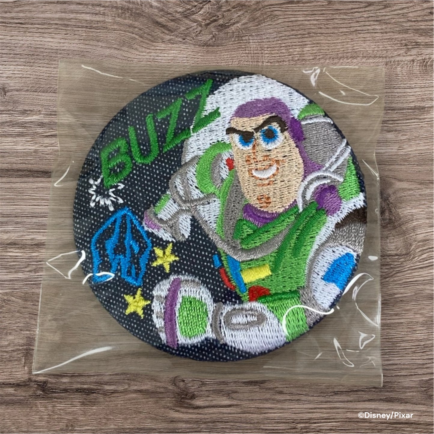 【見えてるブラインド商品】デニム刺繍缶バッジ　バズ・ライトイヤー