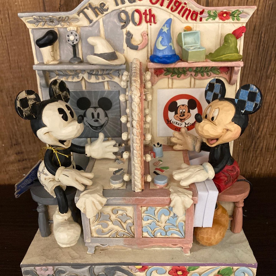 Disney Traditions " The True Original " Mickey Mouse 90th Anniversary Model ディズニートラディションシリーズのミッキー90周年限定モデル！もう最高！！🤣新旧ミッキーが鏡を挟んで向かい合うこの構図！デザイン！！棚の上に置いてある帽子！歴代ミッキーの帽子が順に並んでるんですよ！もうたまらないですね！！数あるトラディションの中でも一番好きなデザインです！オススメ！あー自分でも欲しいわぁ… 最後の1個になったらキープしよ笑なんて言ってると無くなっちゃうんですよね限定だし！ディズニーファンにはたまらない一品ぜひ店頭でも見惚れて下さい！！#ザッカニア #ZACCANIA #ディズニー #DISNEY #ミッキーマウス #mickeymouse #90周年 #ディズニートラディションズ #disneytraditions#こびとたちがつくったお店#流山おおたかの森#流山おおたかの森sc#流山市#流山#雑貨#雑貨屋#雑貨のある暮らし#ナガレヤマプラス#rirakkuma#ZACCANIA#nagareyama#ig_japan#instagood#instalike