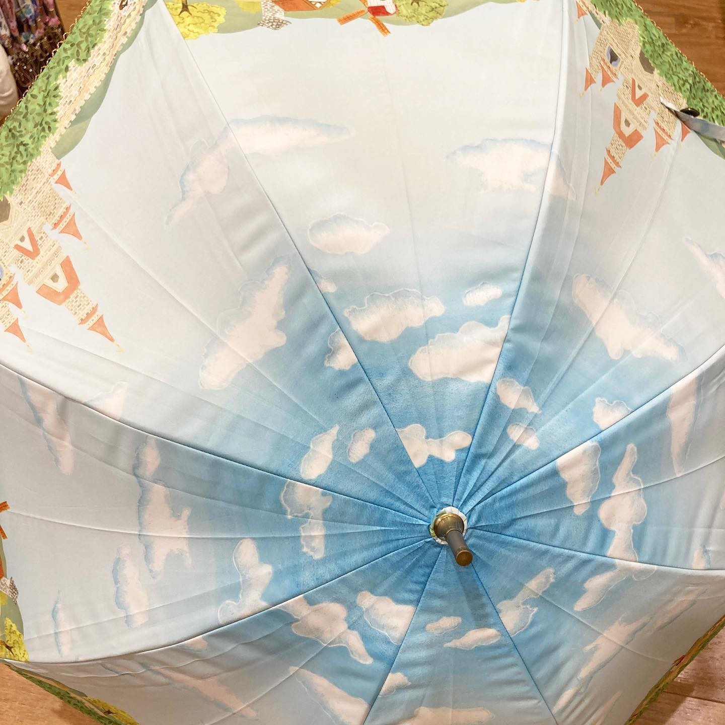 前回のチップとデールの傘立てに立ってた傘！ 日傘「ミッキーの巨人退治」ライセンスアウトして2年？以上経ってる？？最高のデザインで傘を作ってくれていた、個人的にオススメで毎年テンションを上げてくれていたメーカー、小川さんの商品ですアリエルとか、ラプンツェルとか、ピーターパンとか…いい商品が山ほどありましたもう一度ディズニーに戻って来て欲しい！ディズニーの傘の中では最高のメーカーさんでした(個人比)ここのデザインを他のメーカーさんに見せて、こうやって作って欲しい！！と何度言ったことか… カムバーック！！！🤣流山おおたかの森ではこれが最後の1本！ 新三郷の店にはスチームボートとピーターパンが1本ずつありました！消え失せてしま前にチェックしてみてください！！#ザッカニア #ZACCANIA #ディズニー #DISNEY #ミッキーマウス #mickeymouse #小川傘 #巨人退治#こびとたちがつくったお店#流山おおたかの森#流山おおたかの森sc#流山市#流山#雑貨#雑貨屋#雑貨のある暮らし#ナガレヤマプラス#rirakkuma#ZACCANIA#nagareyama#ig_japan#instagood#instalike